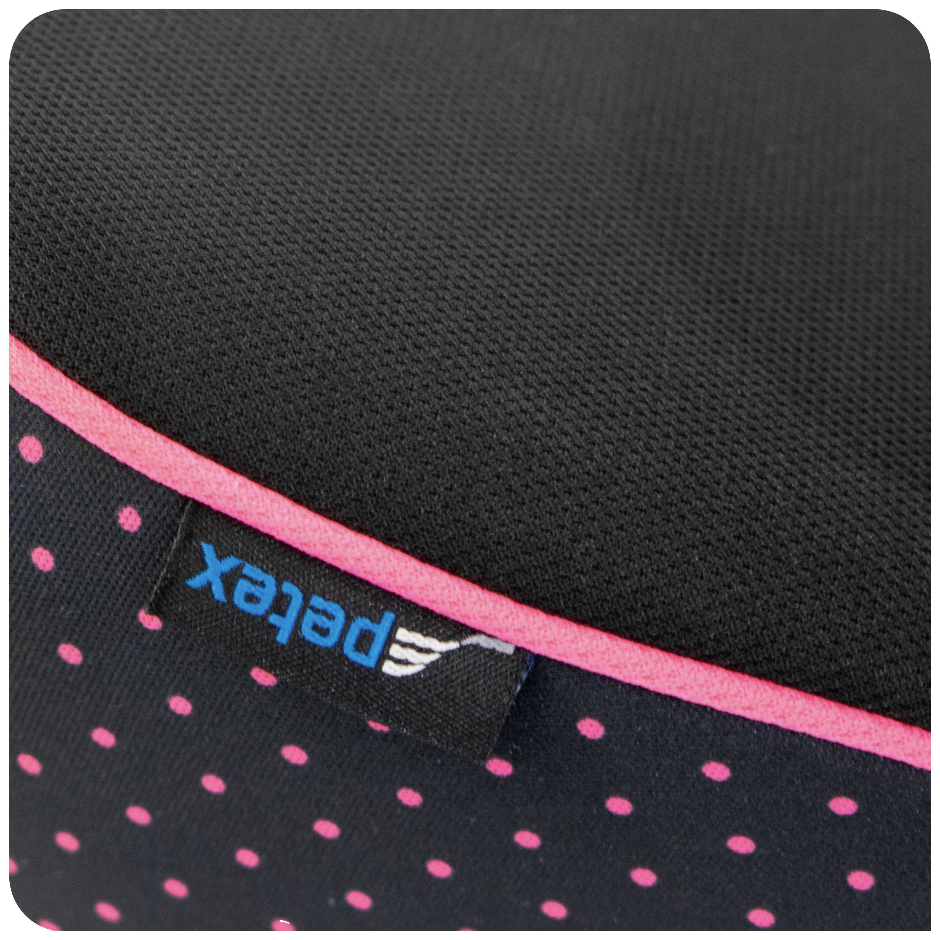 Close-up van een zwarte stof met roze stippen en een blauw etiket met de tekst 'perex'.
