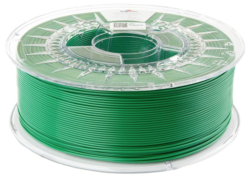 Een spoel met groen 3D-printfilament in een transparante kunststofverpakking, op een witte achtergrond.