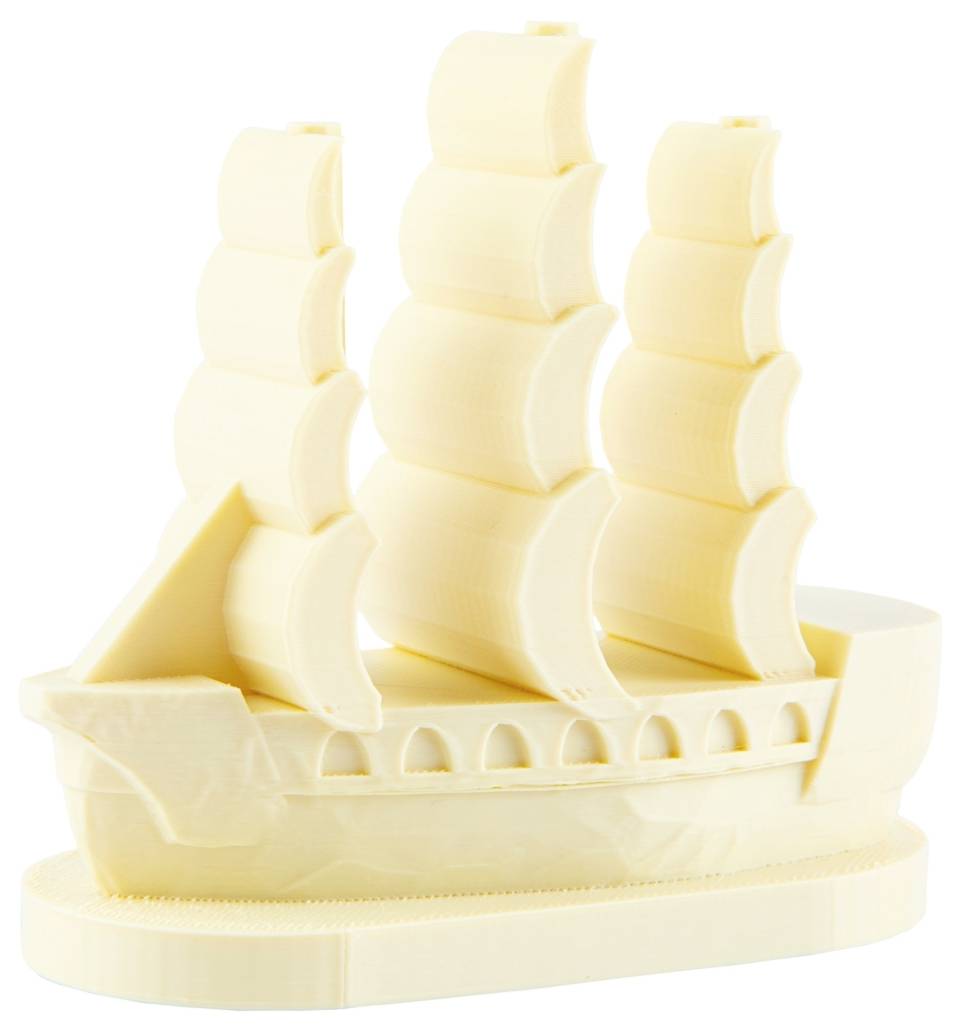 Een klein, beige model van een zeilschip met drie rijen zeilen die rechtop staan.