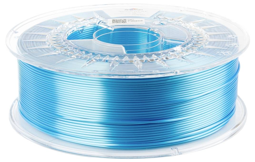Een spoel met blauw 3D-printfilament van kunststof, helder verpakt en opgerold op een transparante kunststofspoel.