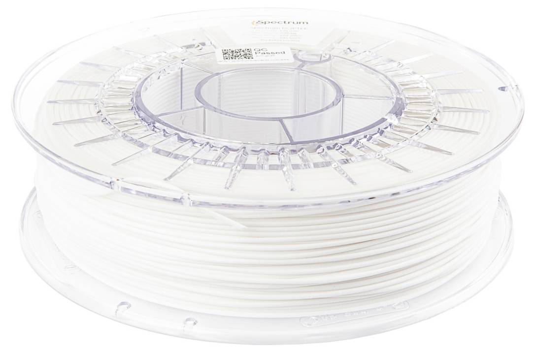 Een spoel met wit 3D-printer-filament, verpakt in een transparante kunststof hoes, liggend op een vlak oppervlak.