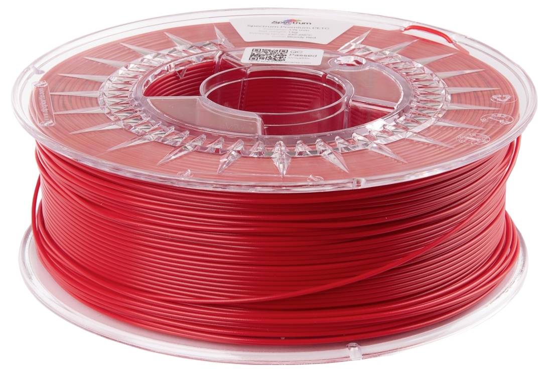 Een doorzichtige plastic spoel met rood 3D-printfilament, strak opgerold, zichtbaar door een heldere afdekking.