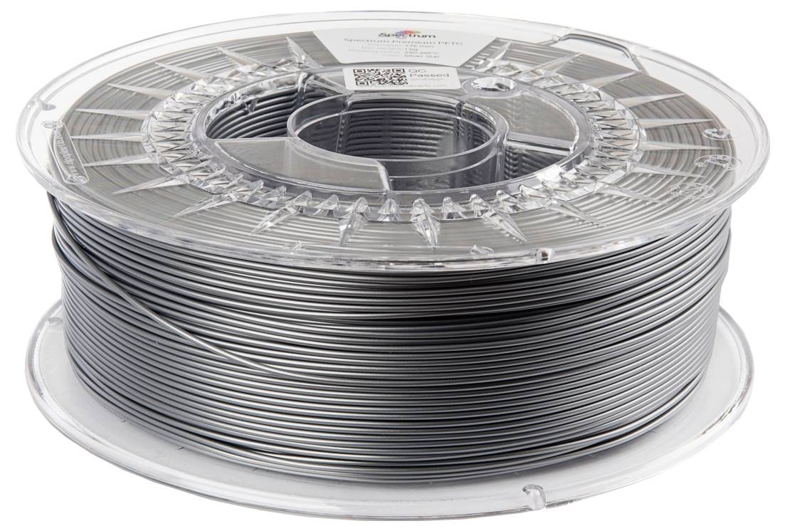 Een rol grijs 3D-printmateriaal, netjes opgerold en bevestigd op een transparante plastic spoel.