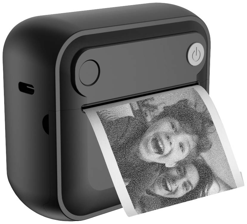 Een kleine, zwarte printer drukt een zwart-wit foto af van twee lachende personen. De printer heeft een aan/uit-knop rechtsboven.