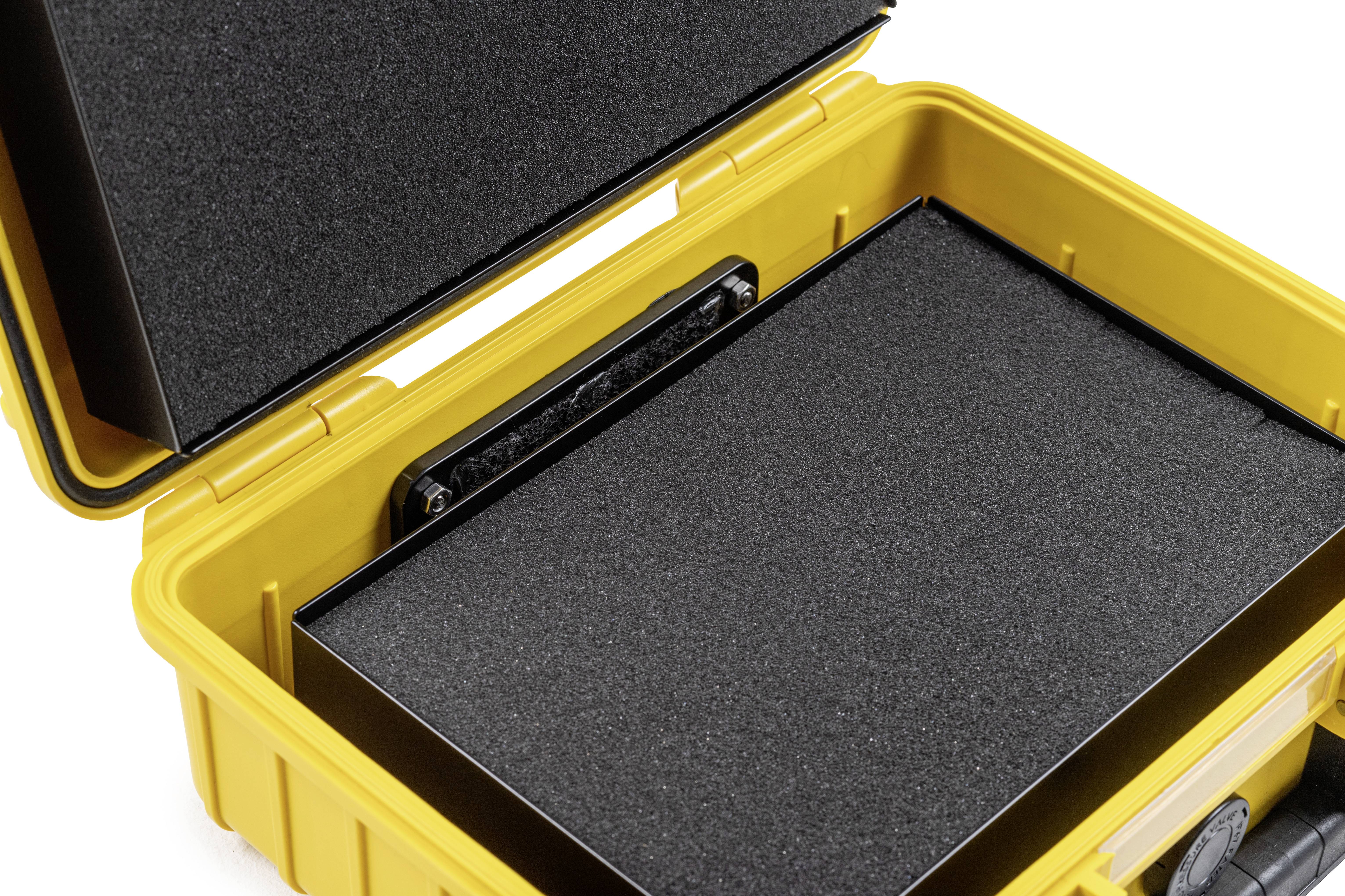 'Open gele beschermkoffer met schuimvoering, binnenvak zichtbaar wanneer gesloten.'