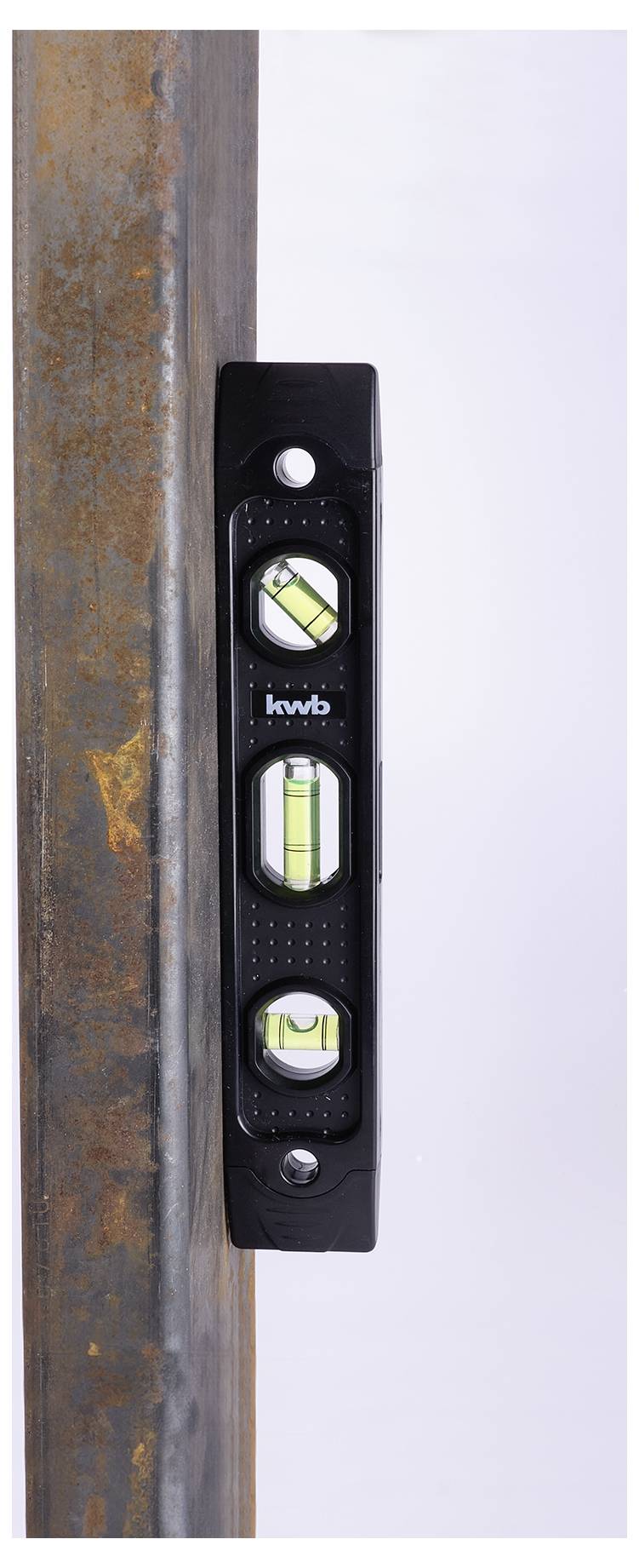 Een waterpas bevestigd aan een verticale metalen balk, met drie buisniveaus die precisie-uitlijning aanduiden.