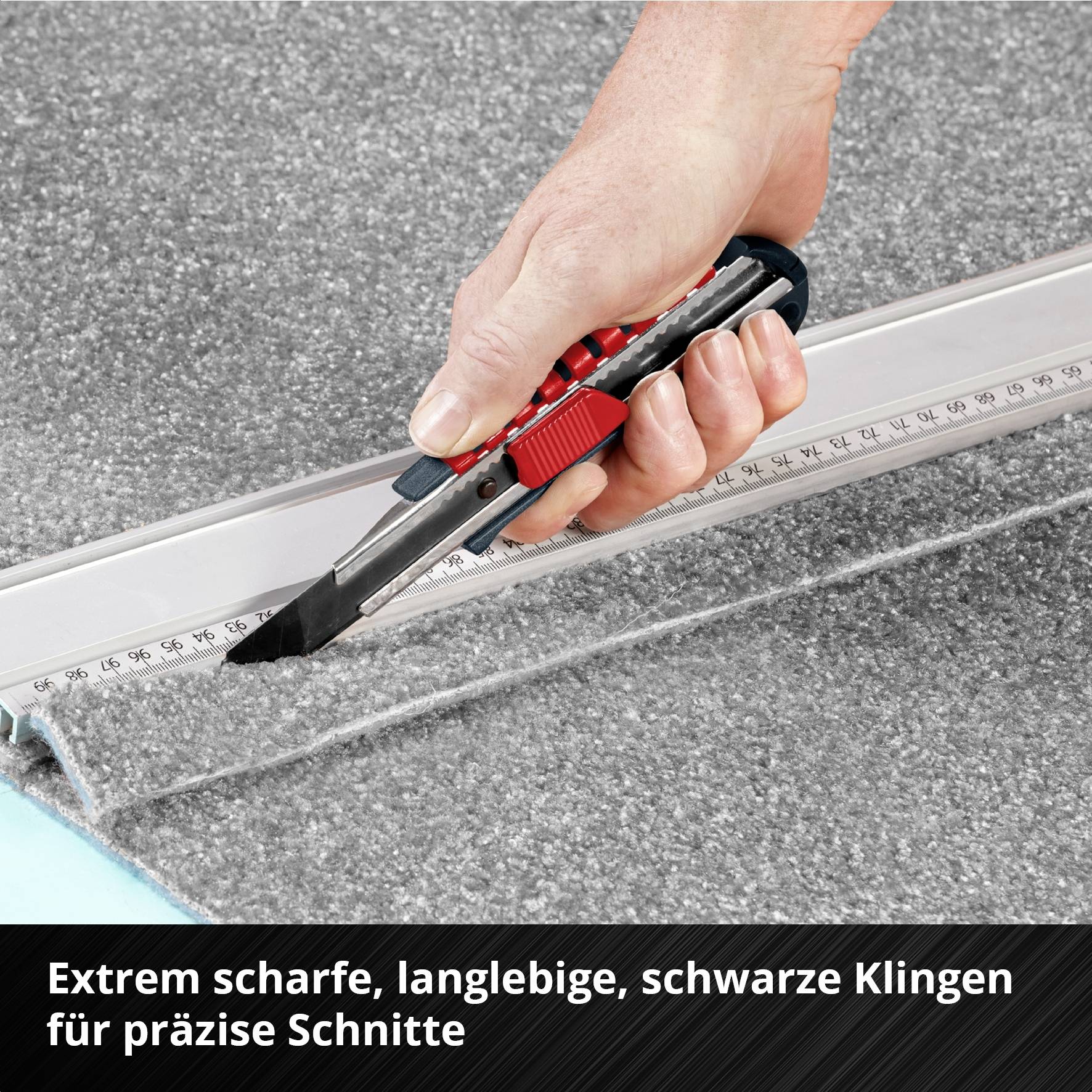 Een hand houdt een tapijtmes met een zwart lemmet vast, dat langs een liniaal snijdt. Tekst: 'Extreem scherpe, duurzame messen'.