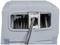 Een stroomkabel is opgerold en door een geleiding in de behuizing van een blauw apparaat geleid.