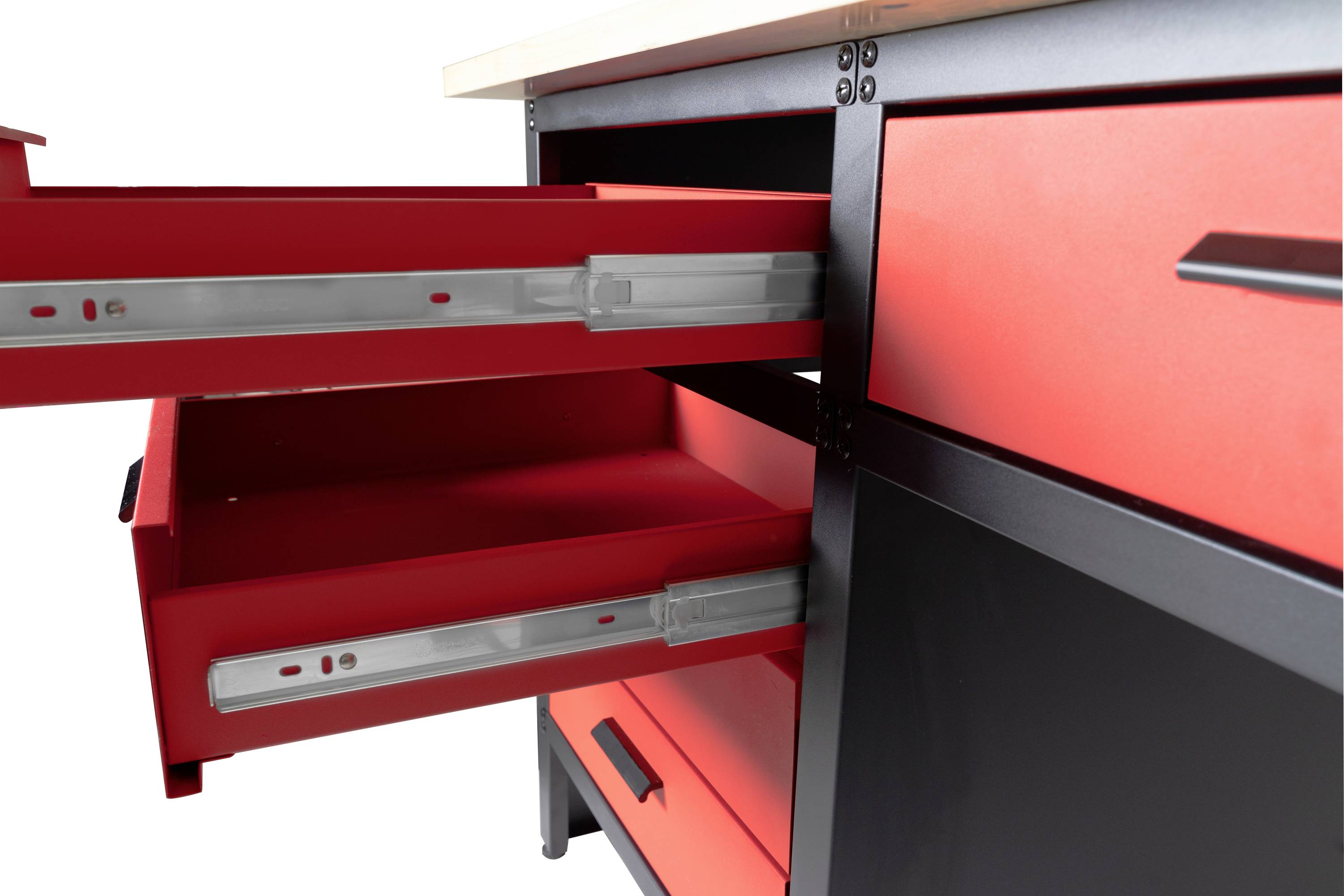 Rode werkplaatskast met geopende laden die metalen geleiders tonen. Strak design, robuuste constructie.