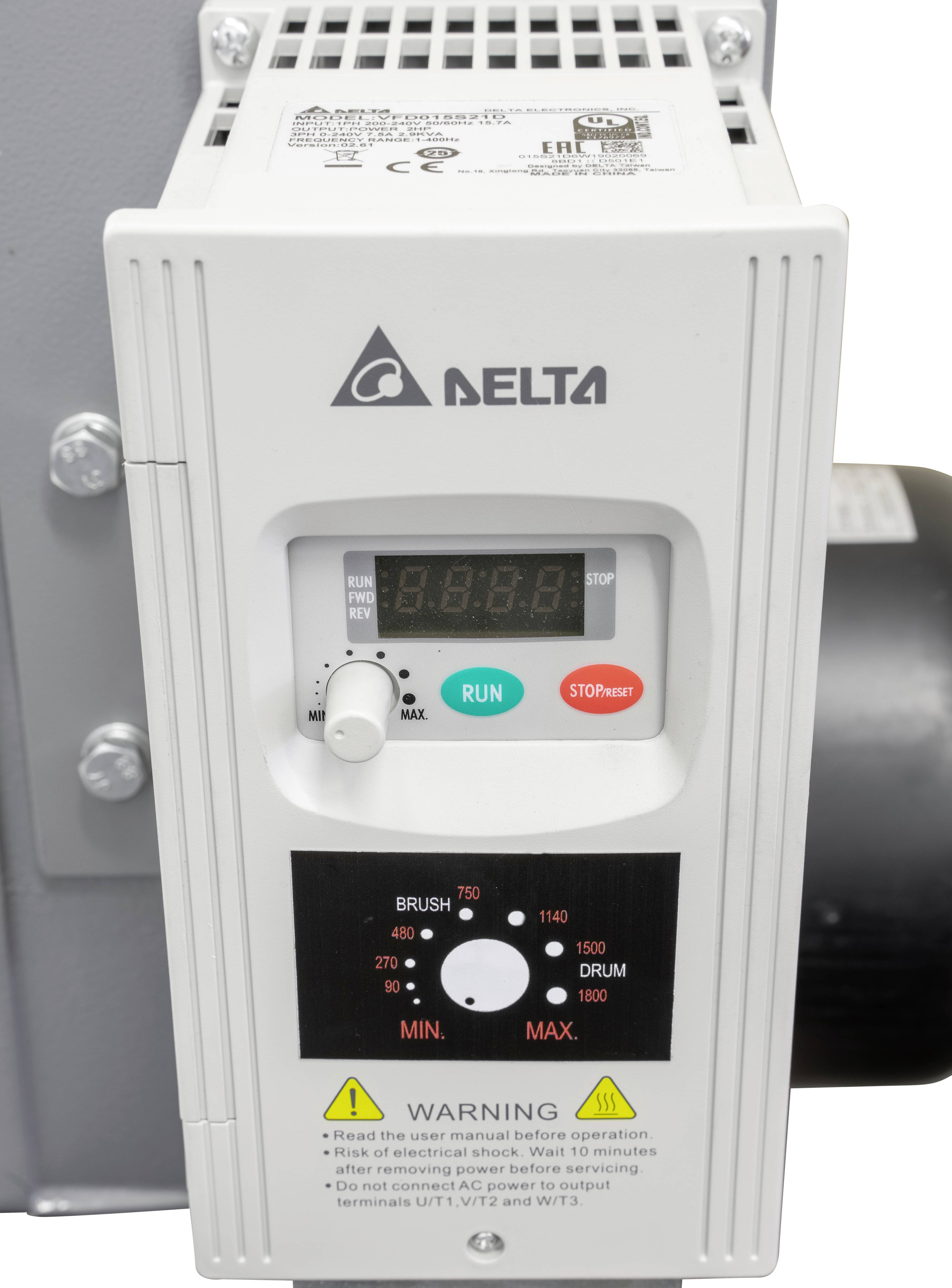 Een witte Delta-industrieaandrijving met bedieningspaneel. Sticker met waarschuwingen onderaan. Voornamelijk gebruikt voor het besturen van machines.