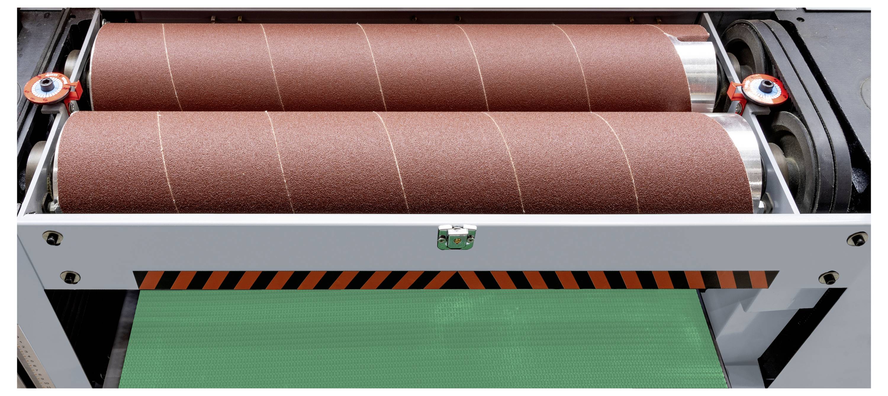 Een houtbewerkingsmachine met twee grote schuurwalsen die parallel aan elkaar zijn geplaatst, boven een groen transportband.
