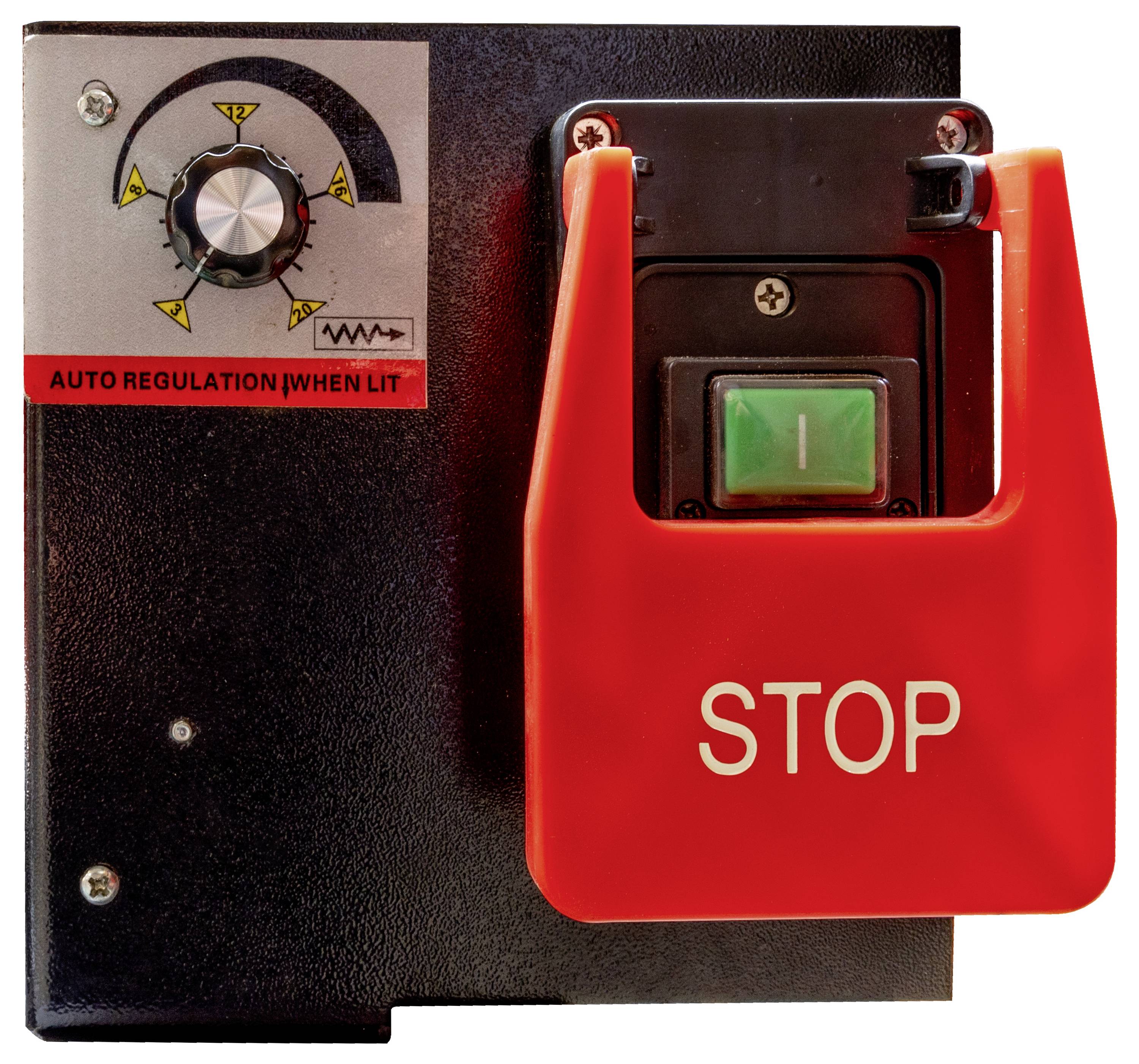 Elektronische stuurkast met regelaar en grote rode 'STOP'-schakelaar. De knop toont een groene één, ernaast bevindt zich een automatische regeling.