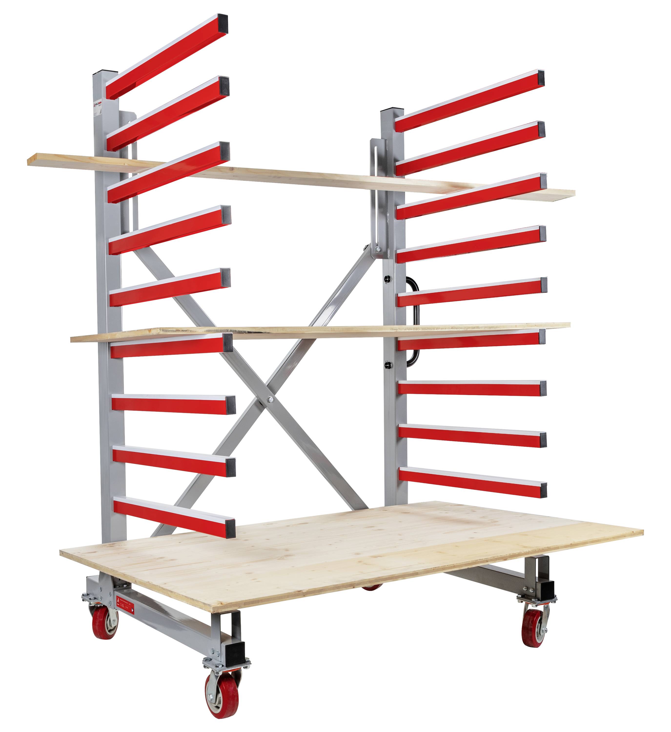 Een mobiele rekwagen met metalen frame en rode steunen, uitgerust met meerdere houten legplanken. Ideaal voor opslag of transport.