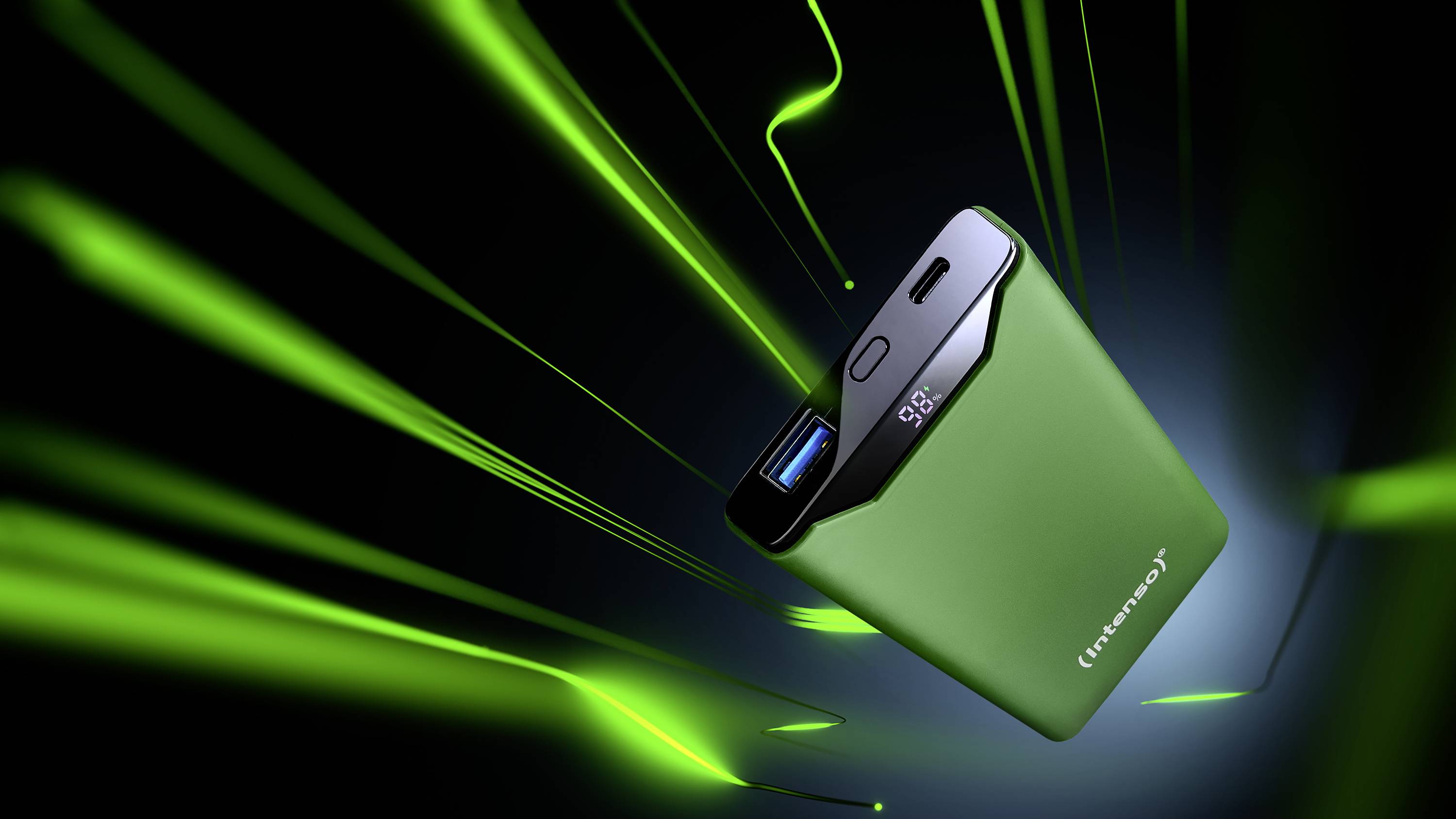 Groene powerbank met een USB-aansluiting, omgeven door dynamische groene lichtlijnen op een zwarte achtergrond.