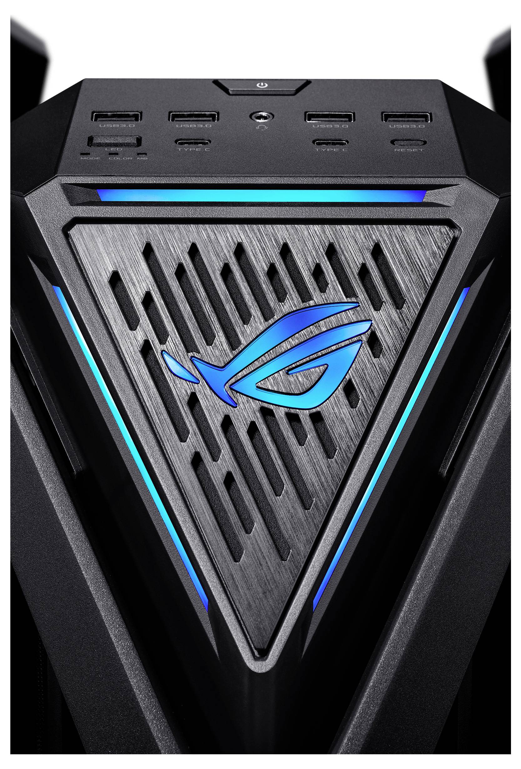 Gaming-pc-behuizing in driehoeksvorm, zwart design met blauwe LED-strips en logo bovenaan. Bovenop meerdere USB-poorten zichtbaar.