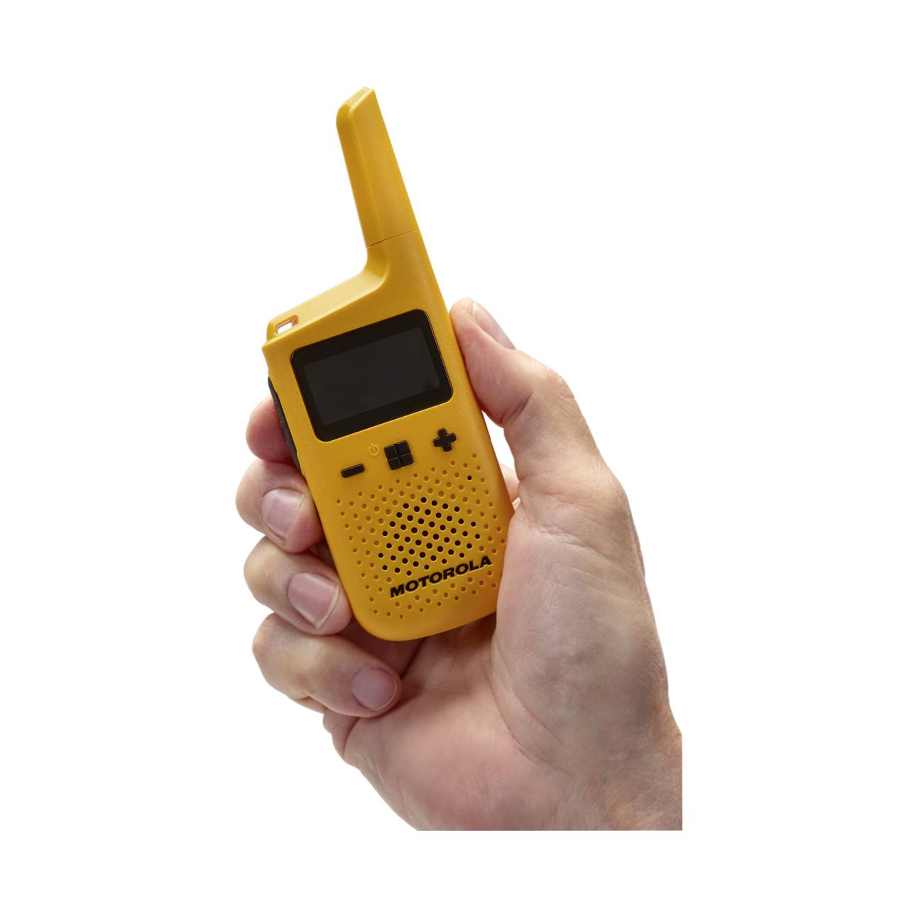 Een hand houdt een gele walkietalkie vast.