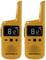 Twee oranje Motorola-walkie-talkies met een digitaal display waarop de tijd '8:12' wordt weergegeven. Ze beschikken over knoppen voor volume-aanpassing en zenderwissel.