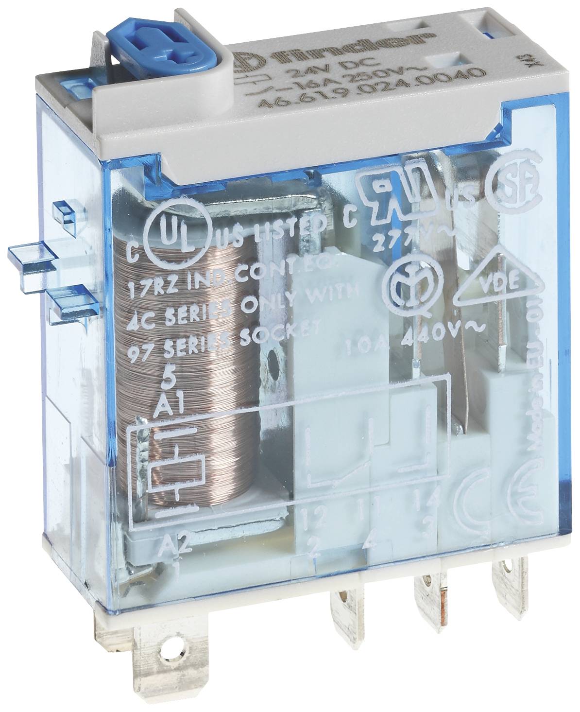 Een transparant relais met een blauwe rand en zilveren contacten, toont de interne spoel en pinnen voor elektrische verbinding.