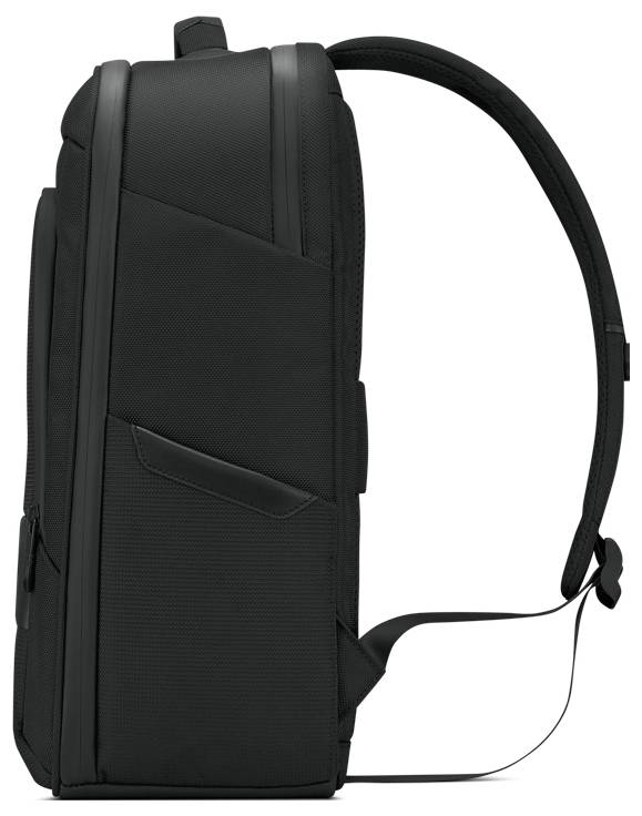 Een zwarte rugzak gezien van opzij, die stevig en ruim oogt, met ergonomische draagriem en meerdere vakken.