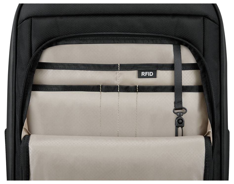 Een open zwart rugzakvak toont interne organizer-vakjes, met 'RFID'-label, voor veilige opslag van kaarten.