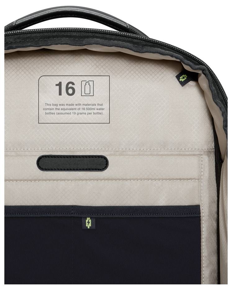 Een rugzak met vermelding van het gebruik van gerecyclede materialen: '16 waterflessen (elk 18g)'. Beige binnenbekleding, zwarte rits.