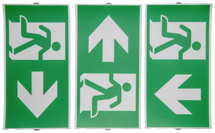Groene nooduitgangsborden met pijlen die de vluchtroute naar beneden, boven en links aangeven.