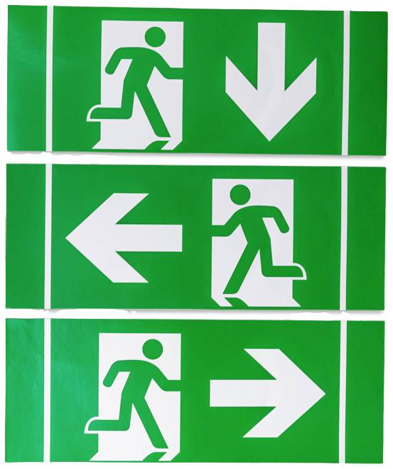 Drie groene nooduitgangsborden tonen een vluchtende mens: rechtsboven, links in het midden, rechtsonder.