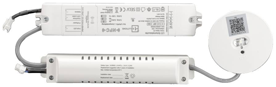 Een rechthoekige batterij-backup-module en een ronde afdekking met QR-code worden naast elkaar afgebeeld.