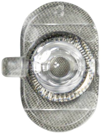 Close-up van een transparante contactlenshouder met een lens erin. De houder is ovaal en gemaakt van doorzichtig plastic.