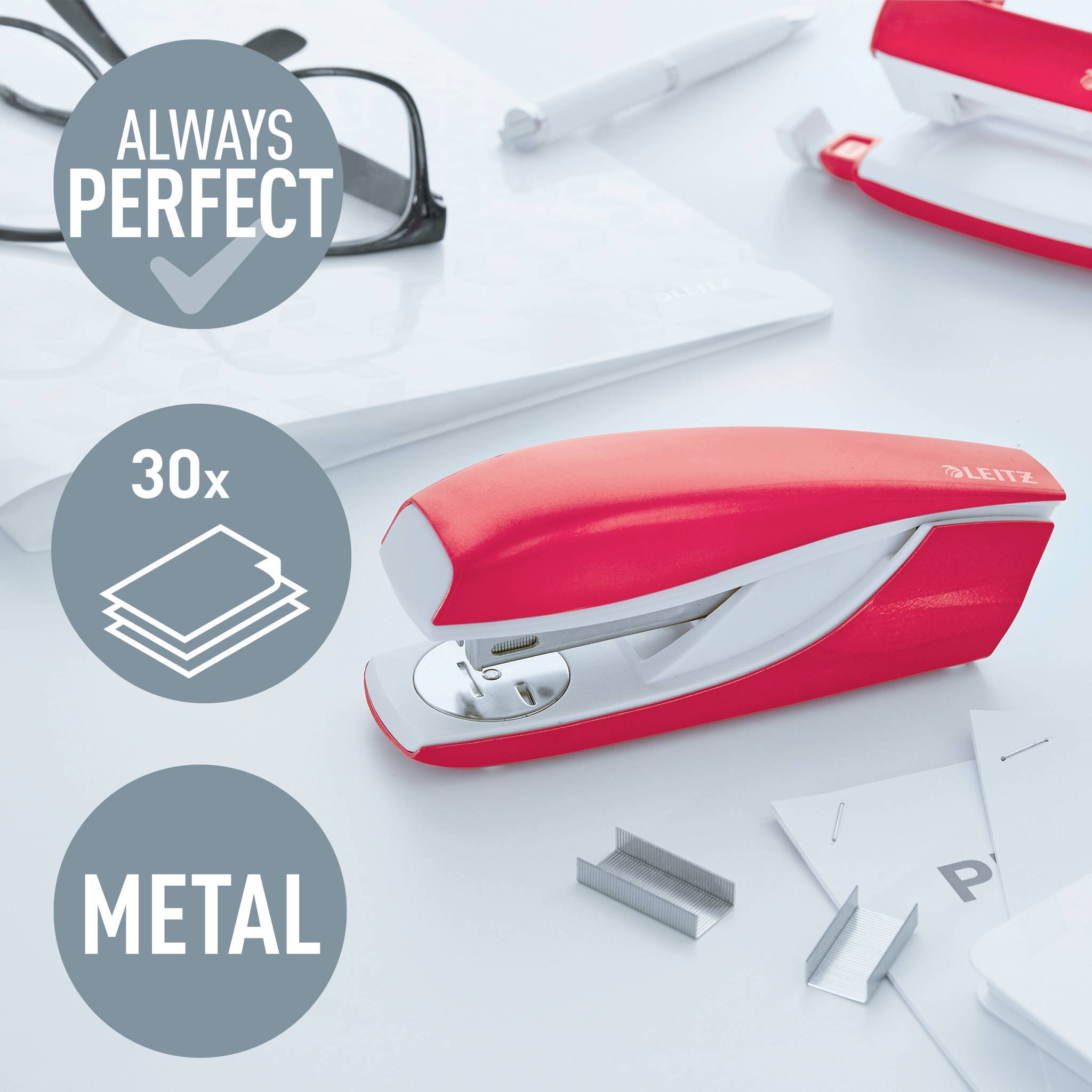 Rode, metalen nietmachine op een bureau naast papier en paperclips. Tekst: 'ALTIJD PERFECT', '30x', 'METAAL'.