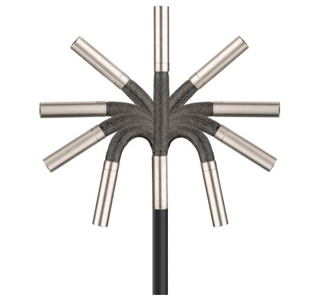 Moderne lamp met acht gebogen armen, gerangschikt rond een centrale staaf. Elke arm heeft een cilindrische lichtbron.