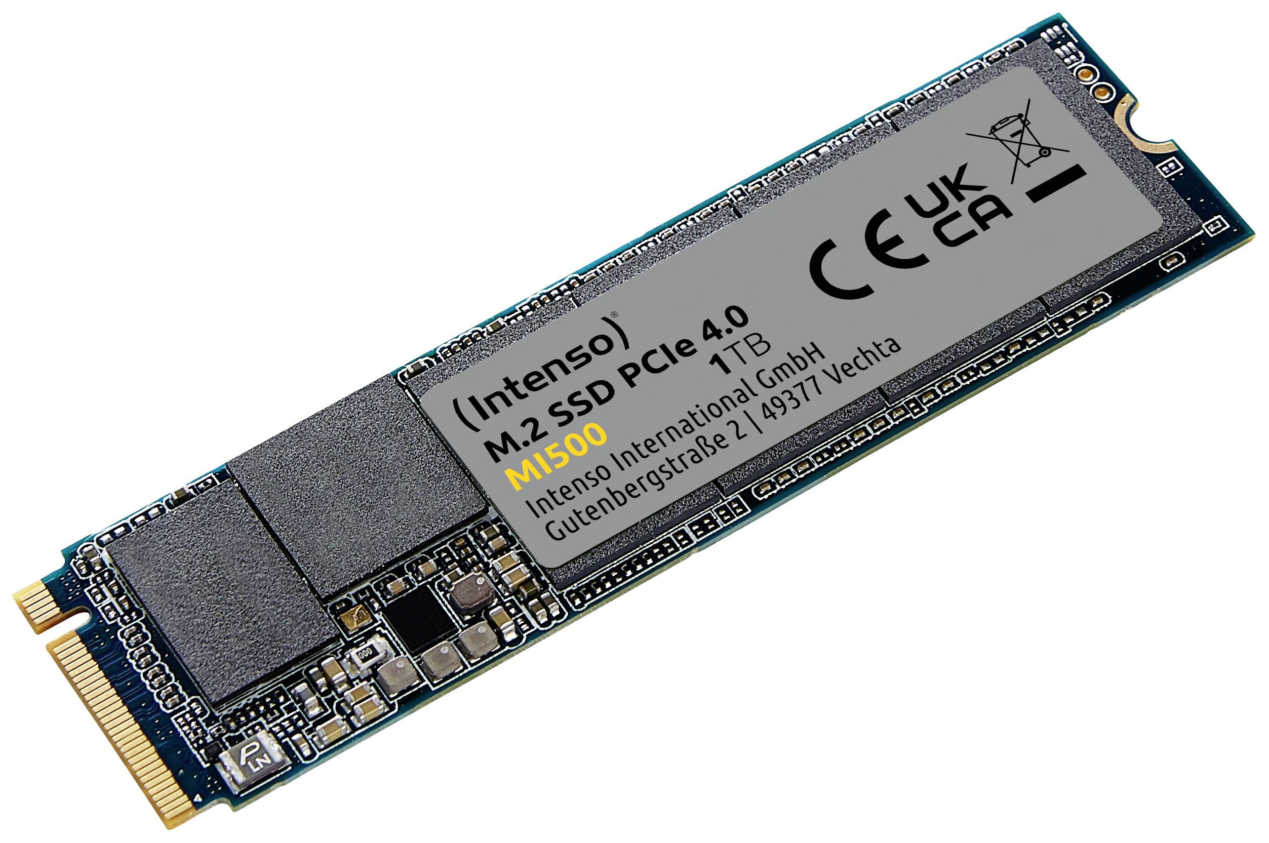Een M.2 SSD met de opdruk '(Intenso) M.2 SSD PCIe 4.0 1TB'. Bevat specificaties en certificeringslogo's.
