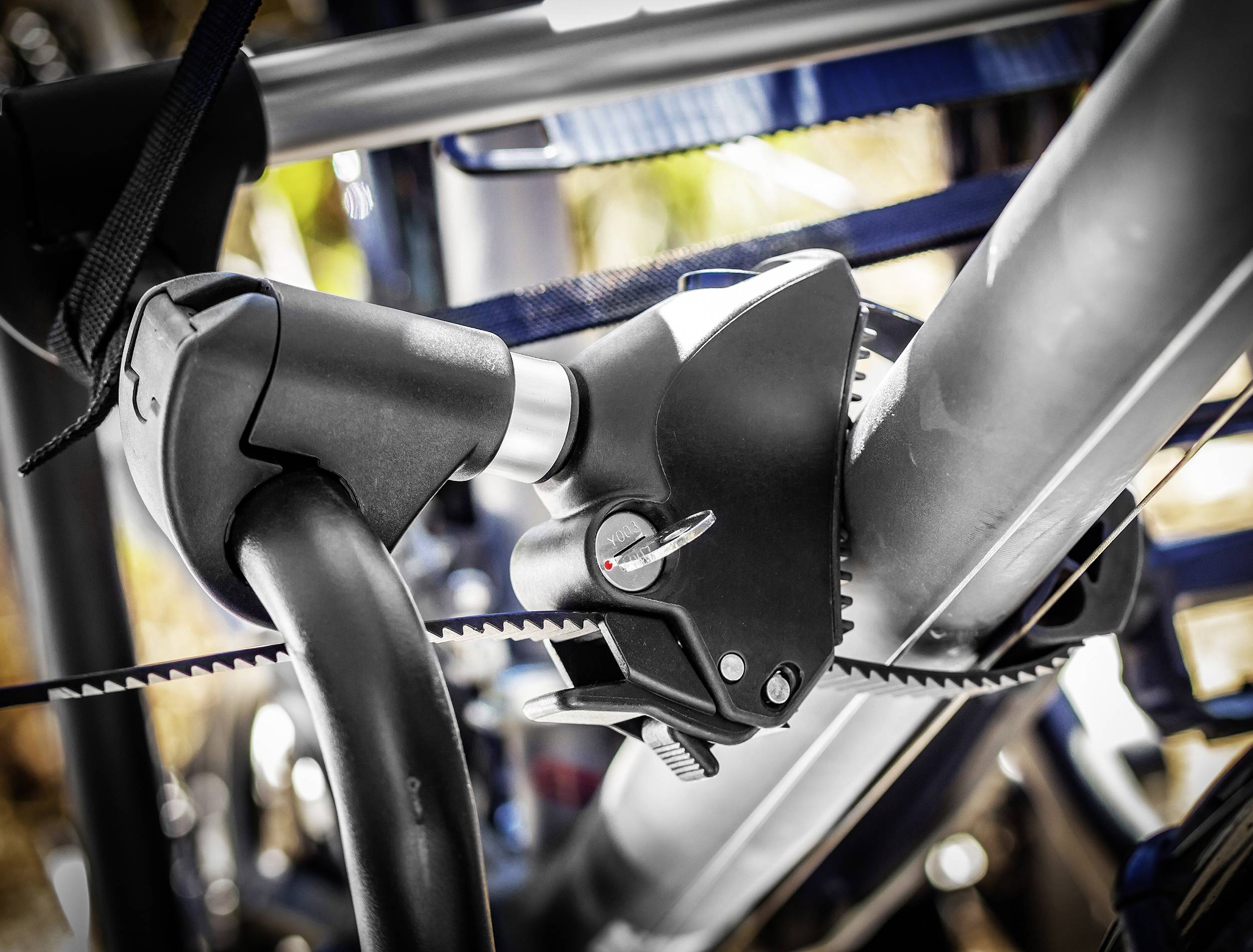 Close-up van een elektrische fietsmotor met aandrijving via tandingsriem, gemonteerd op een fietsframe.