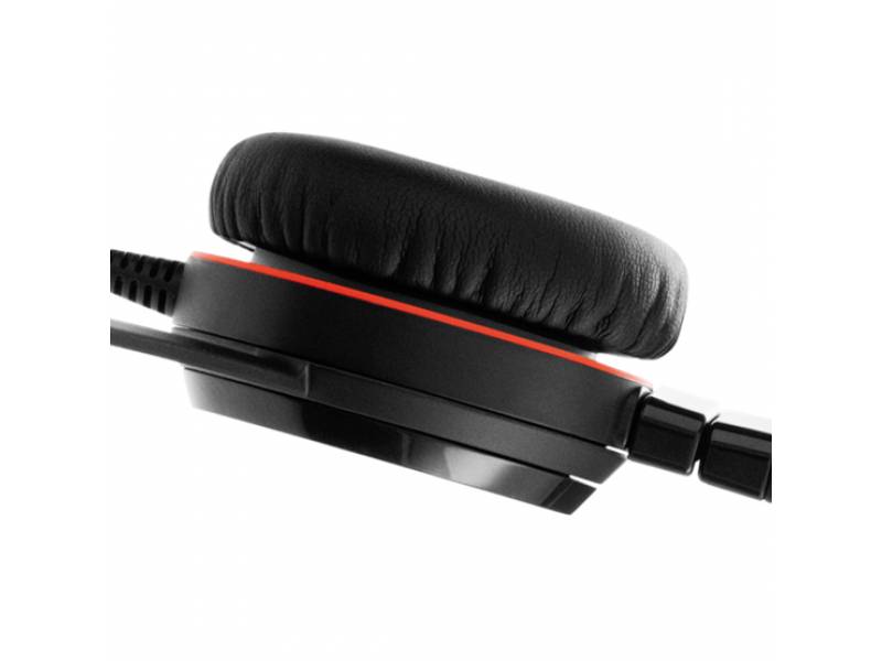 Close-up van een zwarte over-ear koptelefoon met gepolsterde oorkussen en rode accenten.