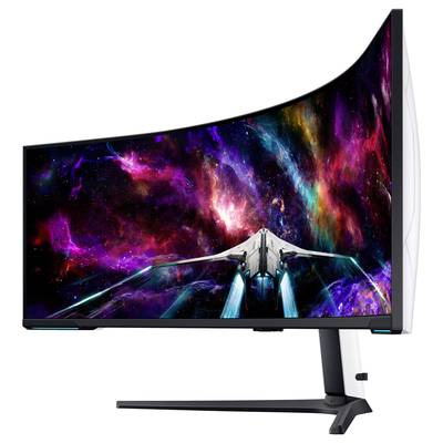 Een gebogen gamingmonitor met een ruimteschip-motief op het scherm, dat voor een kleurrijke ruimteachtergrond vliegt.