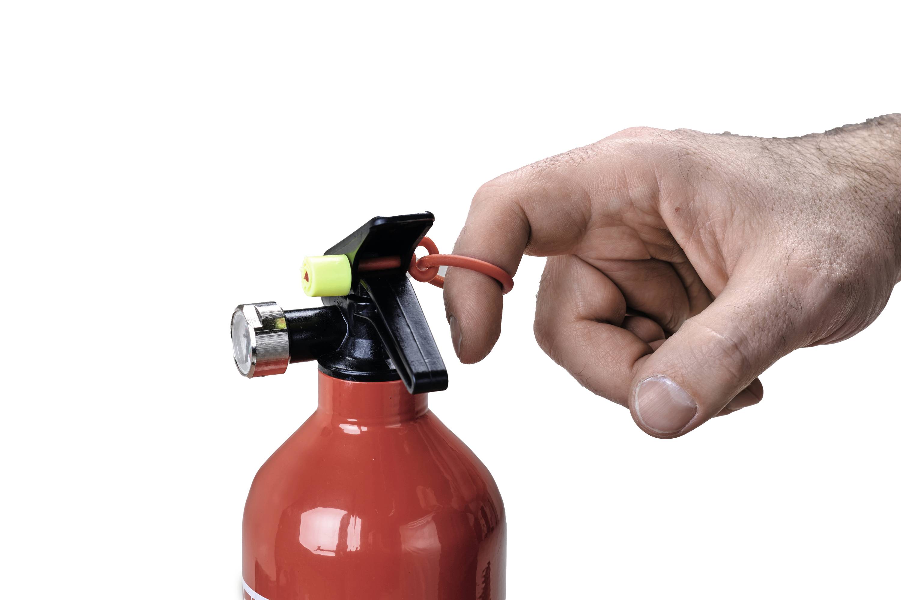 Hand bedient de hendel van een rode brandblusser.