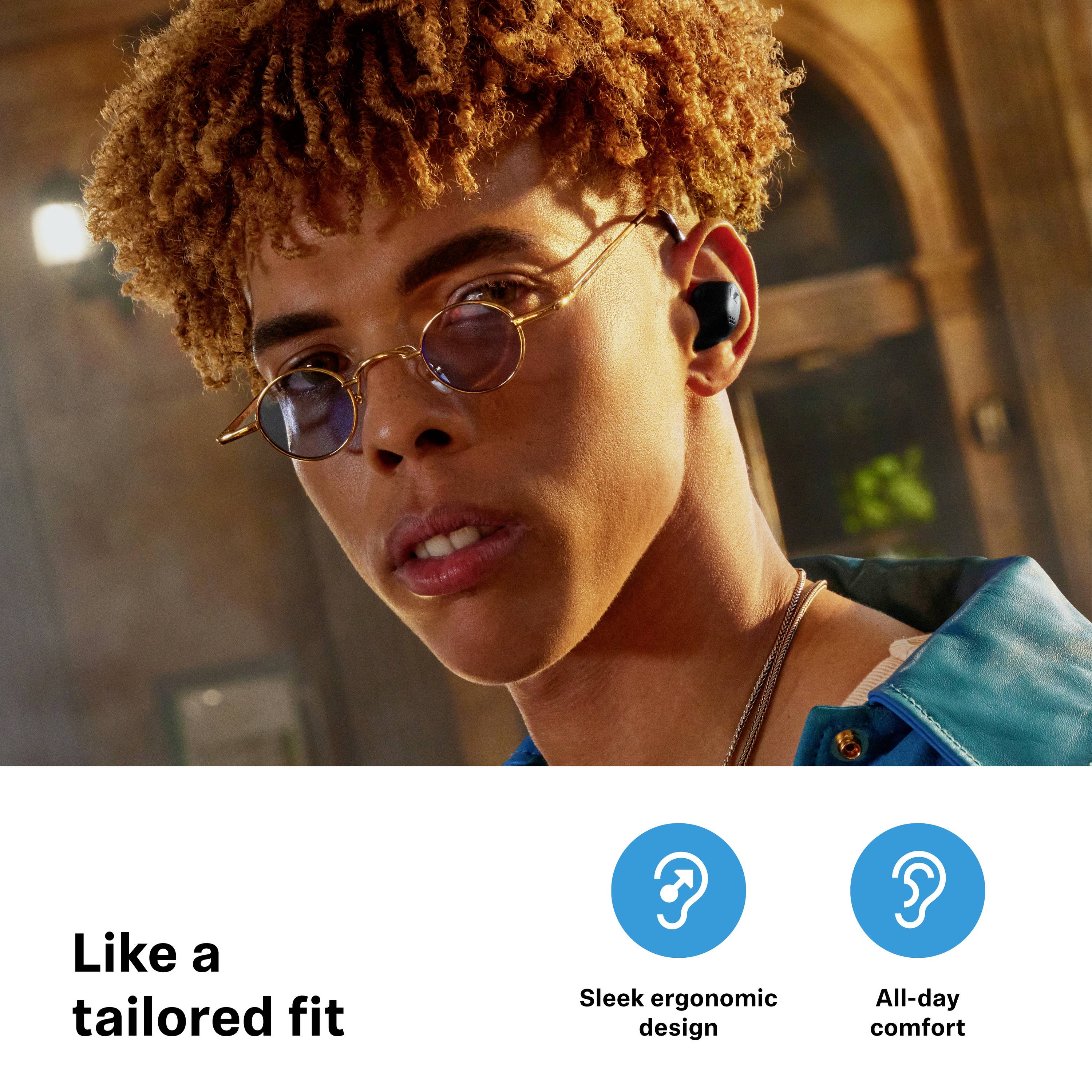 Een persoon draagt draadloze koptelefoon en zonnebril, lacht en geniet van muziek. Tekst eronder: 'Strak ergonomisch ontwerp', 'Comfort de hele dag door'.