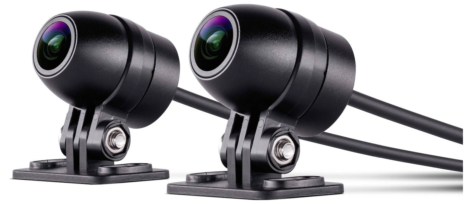 Twee zwarte, ronde camera's met montagebeugels en kabels, die kunnen worden gebruikt voor bewaking of beveiligingsdoeleinden.