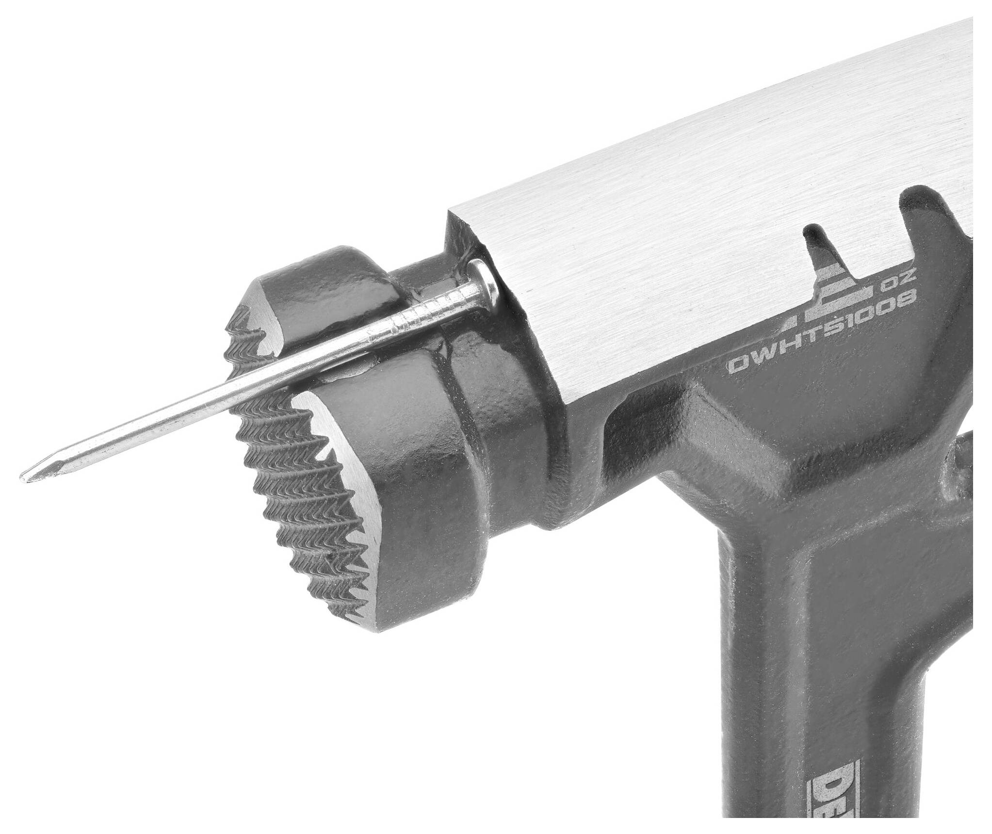 Een zwarte hamer met een geribbelde kop en geïntegreerde nagellichter. De metalen kop toont een gegraveerd modelnummer.