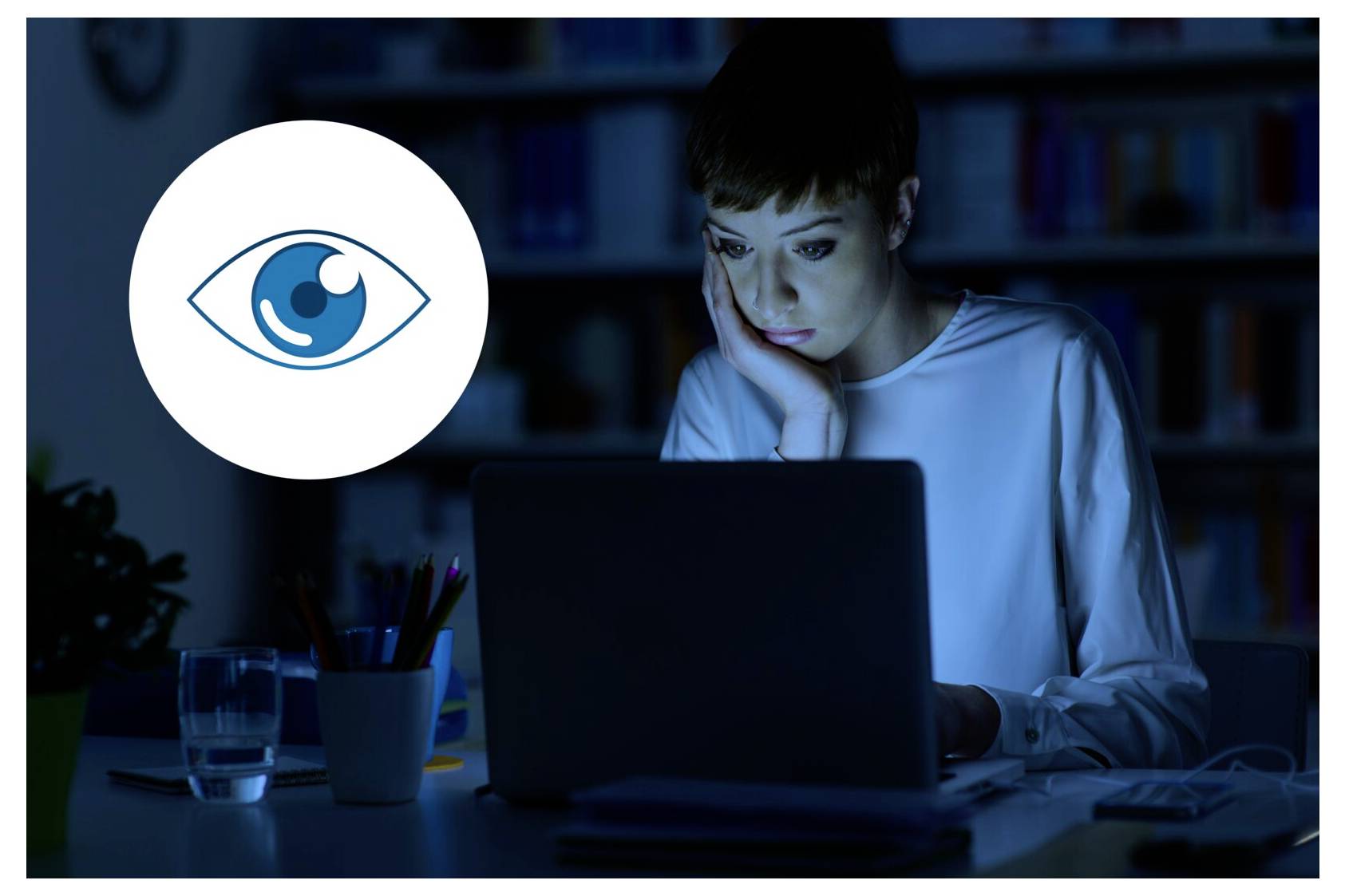 Een persoon zit 's avonds met een laptop in een donkere ruimte, kijkt geconcentreerd naar het scherm. Links een symbool met een oog.