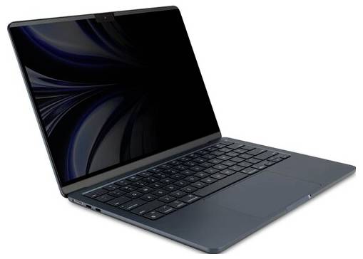 Een geopende laptop met een zwart scherm en zwart toetsenbord, schuin van opzij gezien.