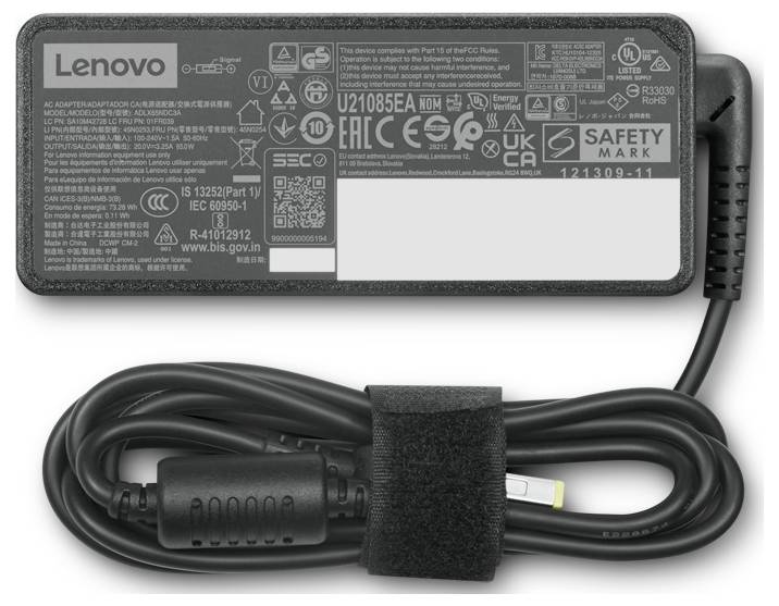 Laptop-voedingsadapter van Lenovo met technische specificaties, modelnummer en veiligheidslabels op het etiket. Kabel opgerold.