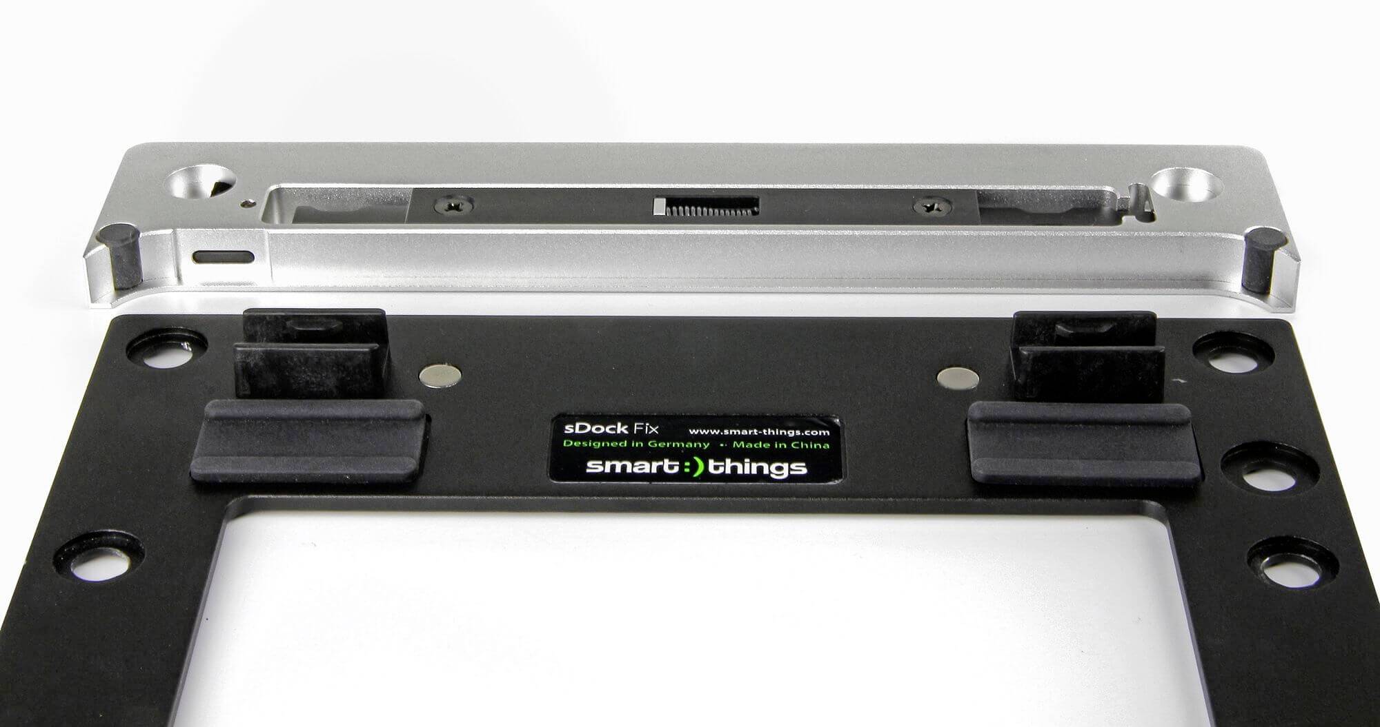 Een zwarte en zilveren dockingstation voor apparaten met het opschrift 'smart things', ontworpen in Noorwegen, gefabriceerd in China.