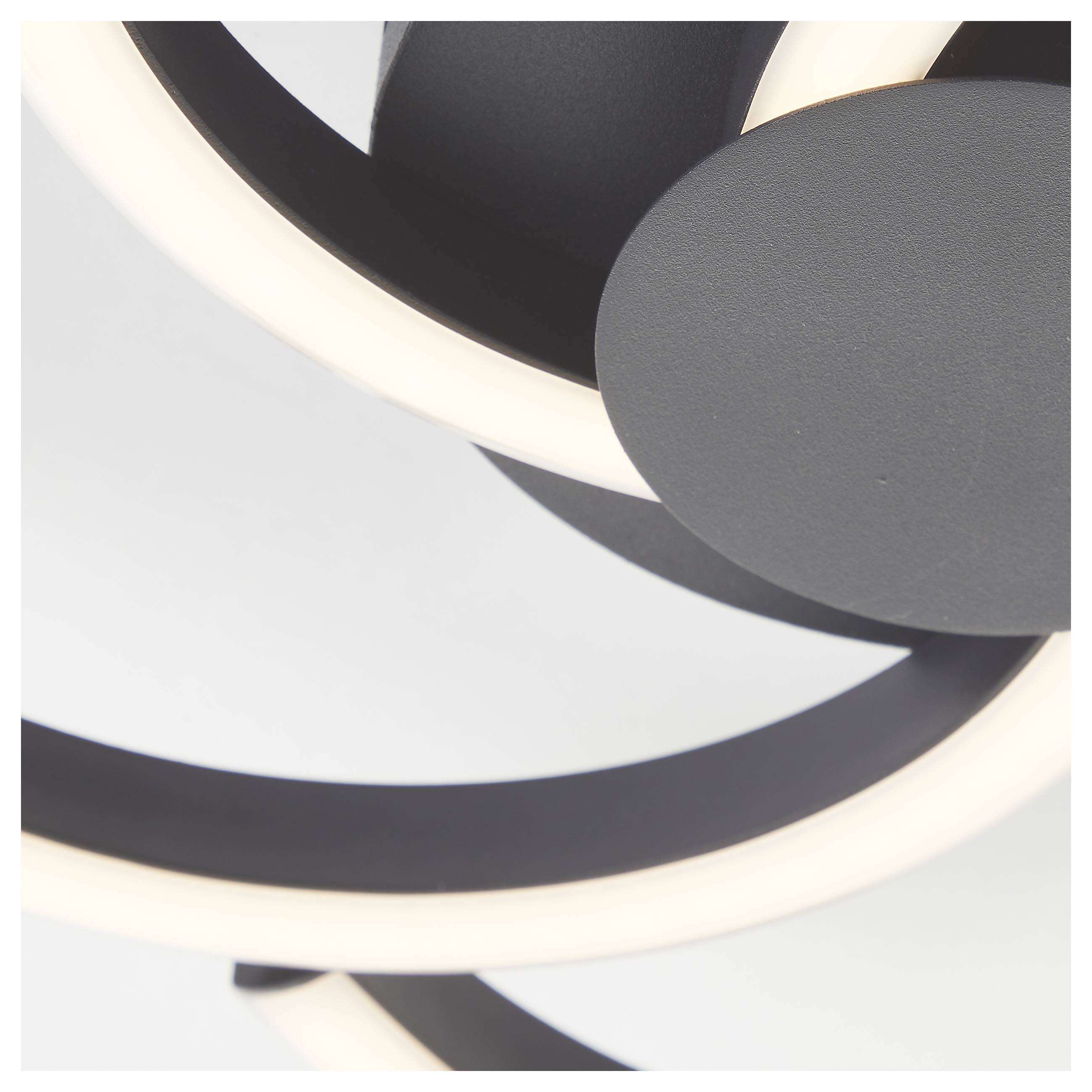 Moderne plafondlamp met een cirkelvormig ontwerp en lichtgevende ringen in het zwart en wit.