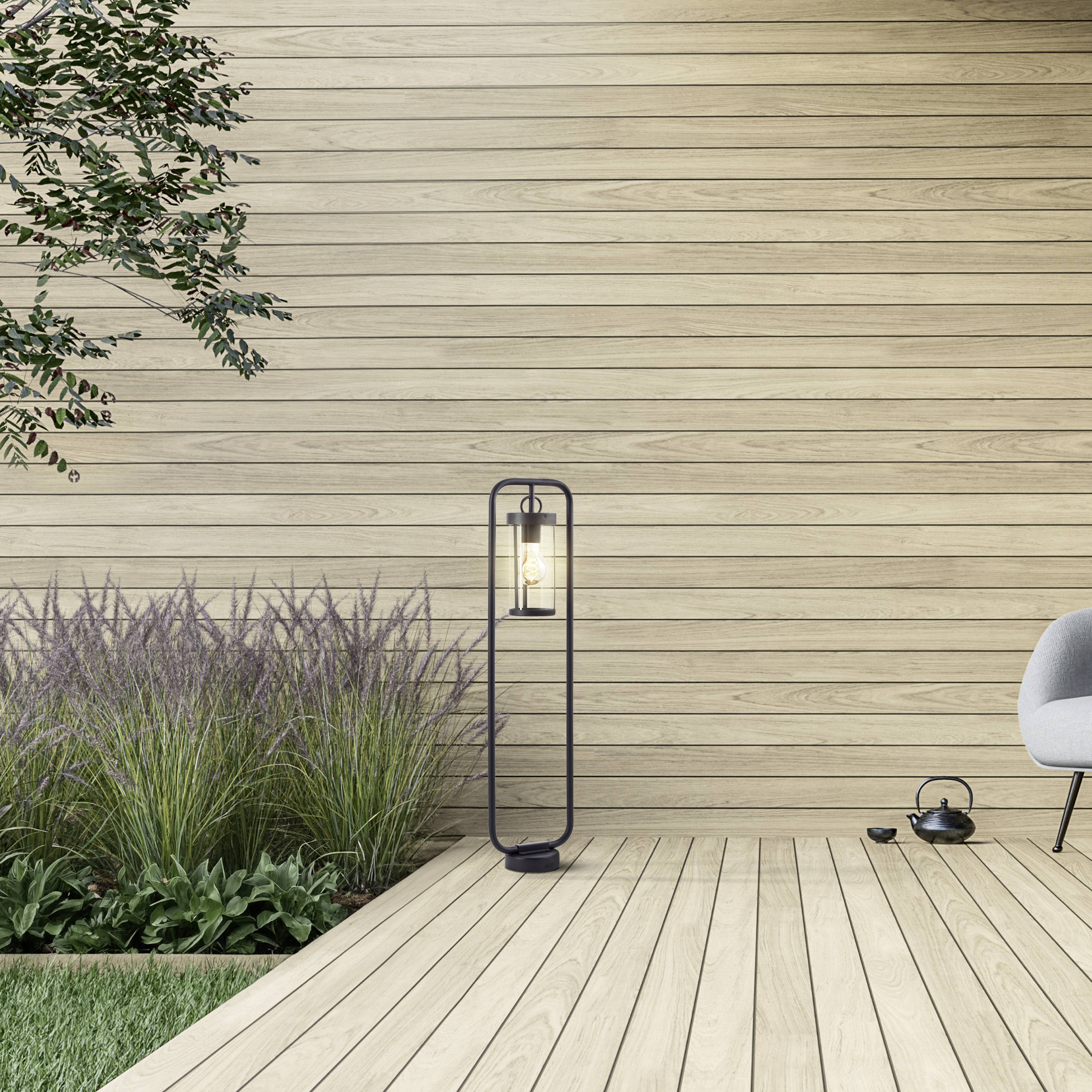 Een minimalistische terrasoverkapping met houten planken, een decoratieve lantaarn, een boom en een lage zitgelegenheid.