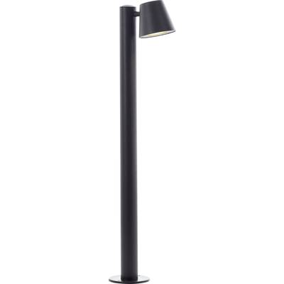 Een moderne, zwarte staande lamp met een slanke, cilindrische stang en een licht schuin geplaatste lampenkap bovenaan.