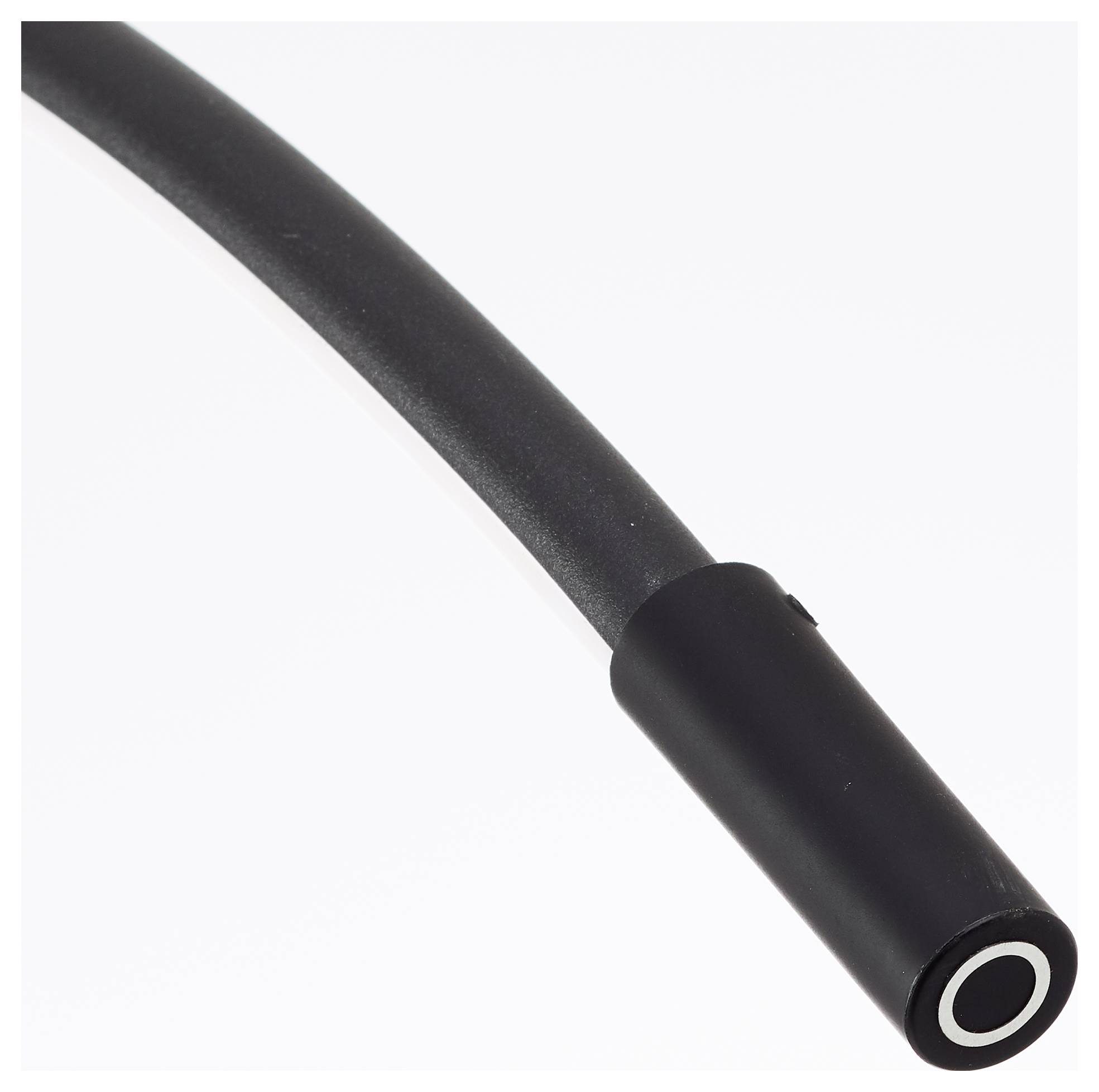 Een zwart audiokabel met een rond steekuiteinde wordt getoond. Het kabel is licht gebogen en ligt op een witte achtergrond.