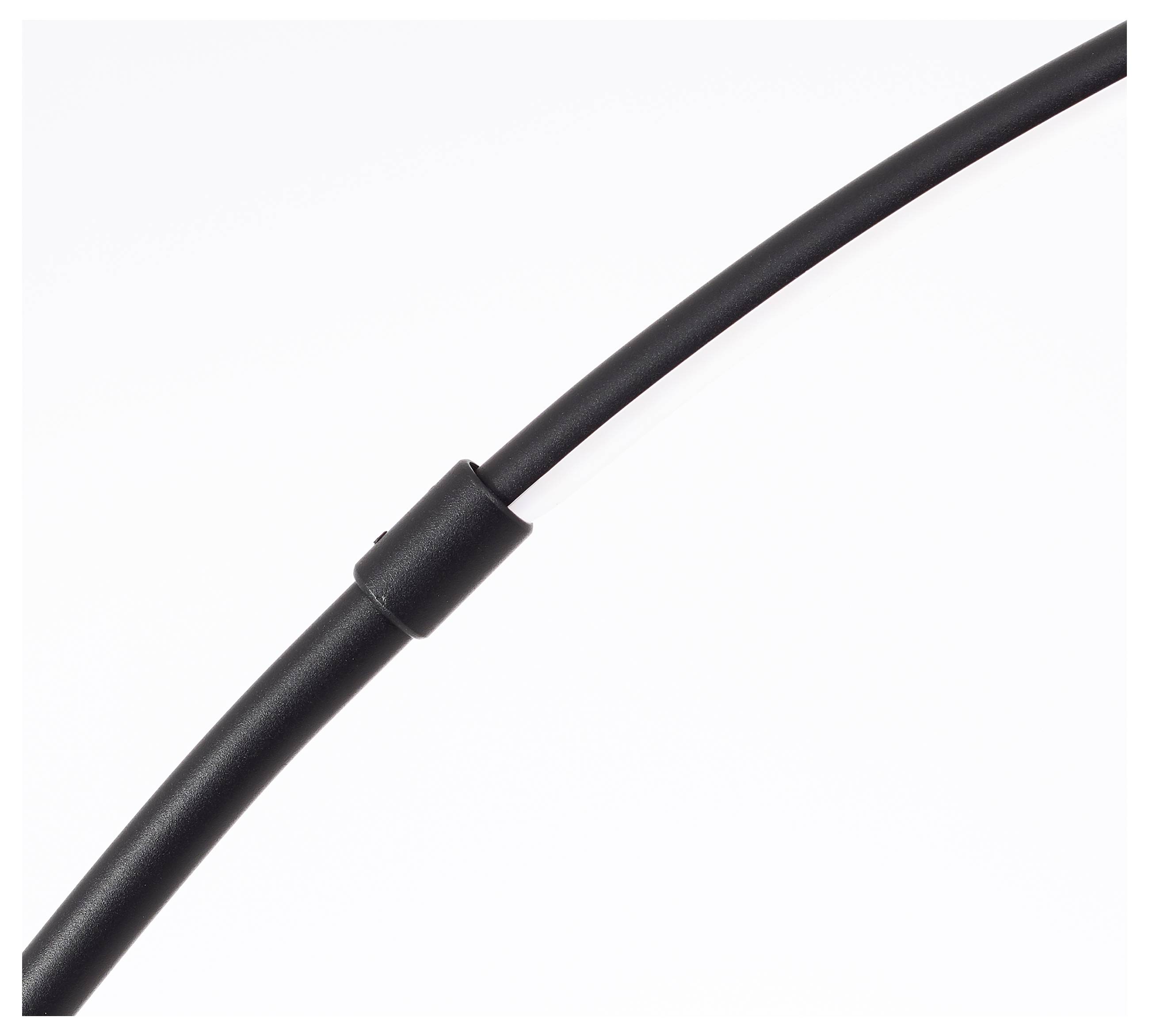 Een zwarte kabel voor een witte achtergrond, licht gebogen, met een kunststof mantel die een knoop of verbinding lijkt te omhullen.