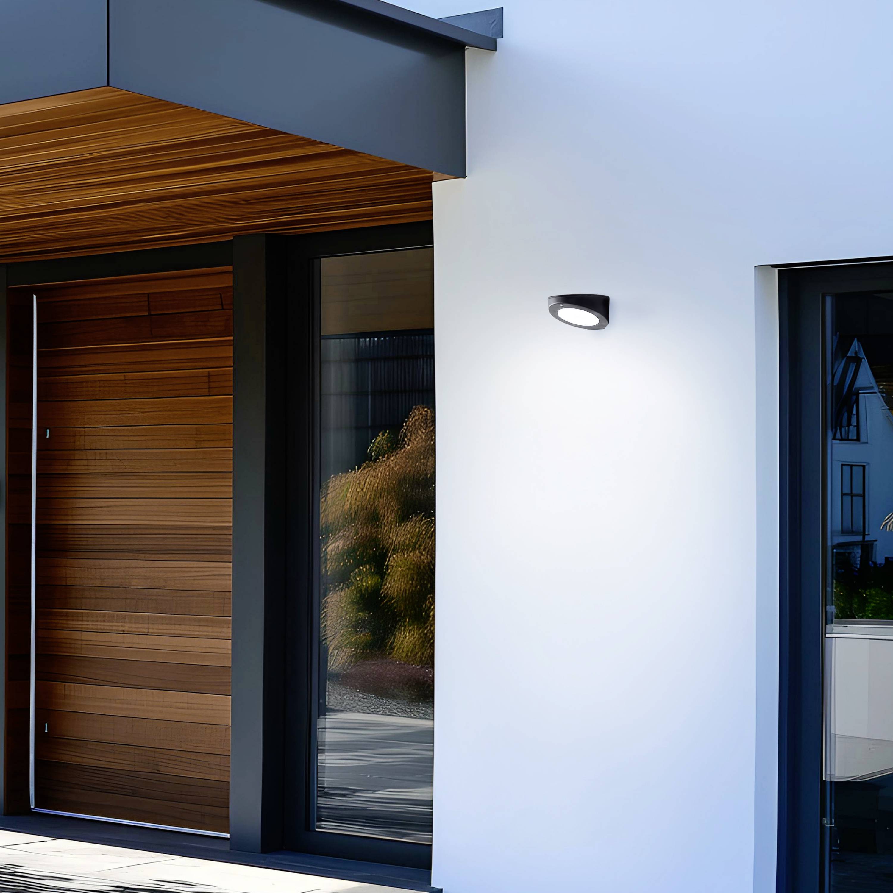 Modern gebouw met houten wandbekleding en glasramen. Buitenlamp aan de muur, heldere daglichtverlichting, minimalistisch design.
