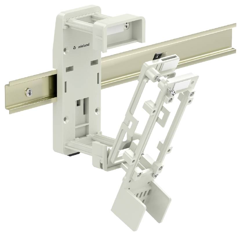 Een witte, gemonteerde kunststof houder op een metalen rail, vermoedelijk bedoeld voor het bevestigen van apparaten of componenten in een behuizingssysteem.